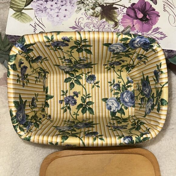 LONGABERGER Handwoven Small Wooden Basket with a Cotton Floral Lining - Picture 7 of 10